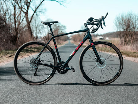 Mit hohem Tempo auf dem Asphalt mit dem Gravel Bike